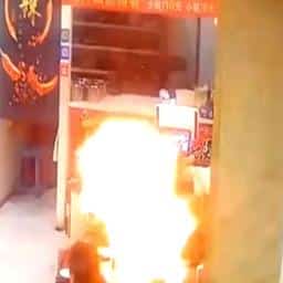 Video | Aansteker ontploft in gezicht van Chinese man