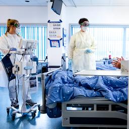 Aantal coronapatiënten in ziekenhuizen stijgt weer, opvallend veel jongeren