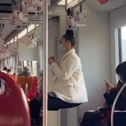 Video | Acrobate hangt met haar aan stang in Chinese metro