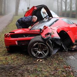 Video | Bestuurder rijdt exclusieve Ferrari in de prak bij Baarn