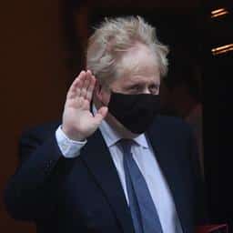Britse politie start onderzoek naar coronafeesten Boris Johnson