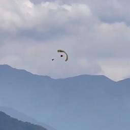 Video | Chinese man opent parachute vlak voor landing