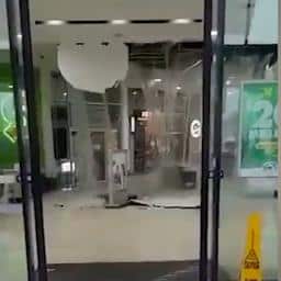 Video | Dak van Australisch winkelcentrum stort in door hevige regenval
