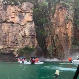 Video | Deel van klif breekt af en stort op toeristenbootjes in Brazilië