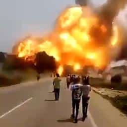 Video | Ghanees filmt enorme explosie na crash vrachtwagen bij goudmijn