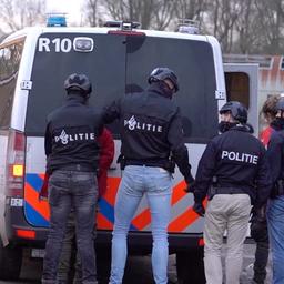Video | Grote inzet politie om illegaal feest in Gelderland te beëindigen