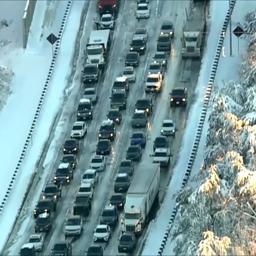 Video | Honderden auto’s staan door sneeuw etmaal vast in VS