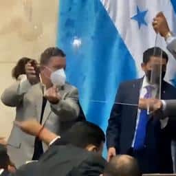 Video | Hondurese parlementsleden verdedigen zich met spatbord