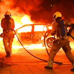 Video | Hulpdiensten blussen brandende auto’s in Nederland