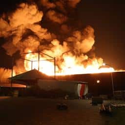 N208 bij Hillegom afgesloten vanwege grote brand in paintballcentrum
