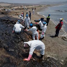 Olielekkage in Peru door golven vulkaanuitbarsting Tonga
