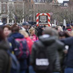 Politie vraagt duizenden mensen om te vertrekken bij verboden coronademonstratie Museumplein