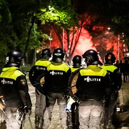 Politieagent ernstig gewond na onrustige nacht met rellen in Friesland