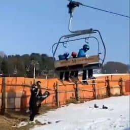 Video | Skiërs springen uit op hol geslagen skilift in Zuid-Korea
