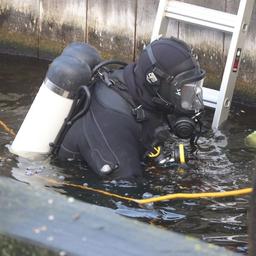Specialisten zoeken in water Nieuwe Rijn naar bewijsmateriaal rond dood Esmee