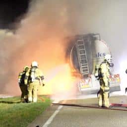 Video | Tankwagen vliegt in brand na botsing met auto op N279