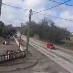 Video | Tongaan filmt met as bedekte straat na vulkaanuitbarsting