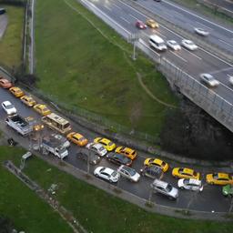 Video | Turkse taxi’s vormen kilometerslange gele file voor meterupdate