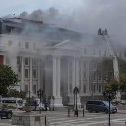 Verdachte opgepakt bij verwoestende brand in parlementsgebouw Zuid-Afrika