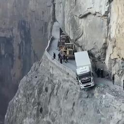 Video | Vrachtwagen hangt over rand van 100 meter hoge klif in China