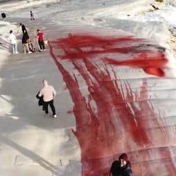 Video | Vrijwilligers maken met rode poeder besmeurde klif op Sicilië schoon