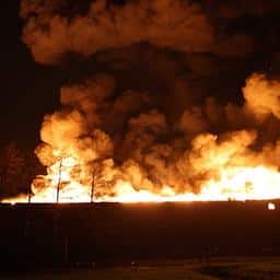 Video | Zeer grote brand breekt uit in Hillegoms paintballcentrum