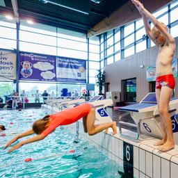 Zwemouders in Groningen hoeven geen coronapas meer te tonen