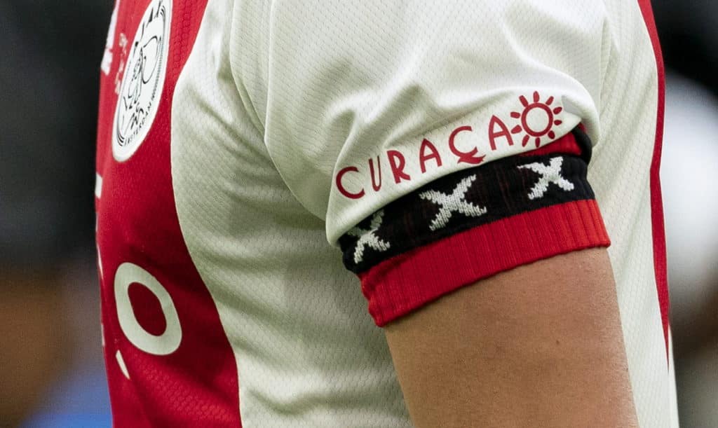 Curaçao gaat shirtsponsoring Ajax ‘intern analyseren’ na grensoverschrijdend gedrag Overmars