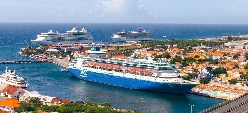 Drie cruiseschepen in Curaçaose haven