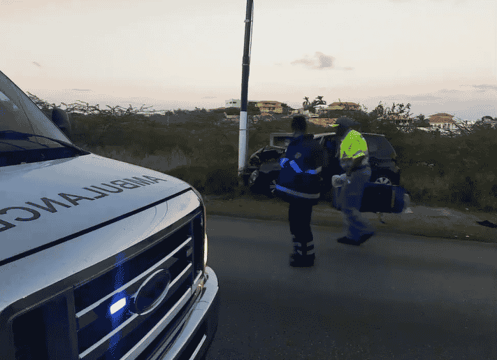 Gezinsauto botst tegen lantaarnpaal: drie gewonden