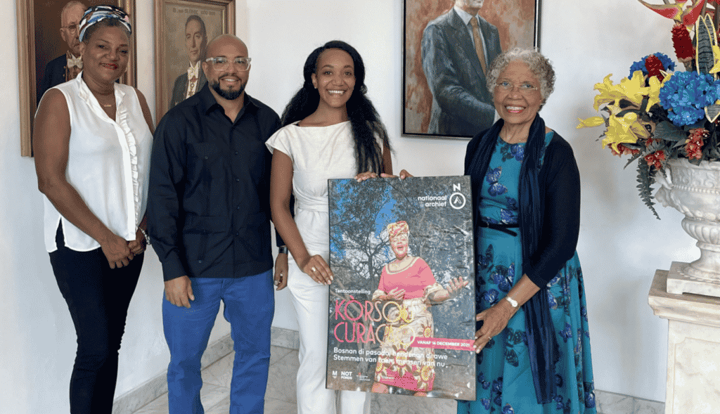 Gouverneur George-Wout ontvangt poster van tentoonstelling ‘Curaçao’