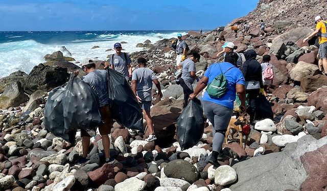 Vrijwilligers verzamelen vrachtwagen vol plastic met Saba Doet