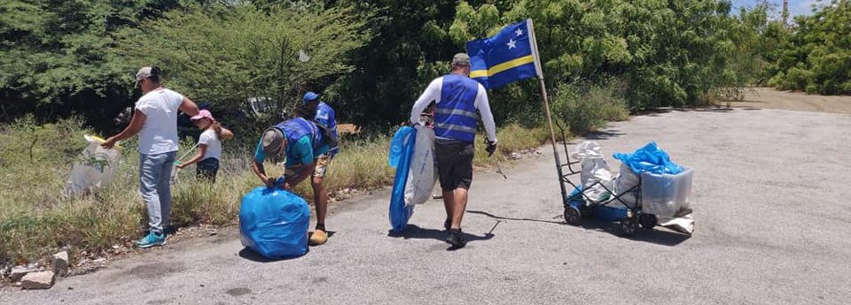 Groep vrijwilligers ruimt samen met Kunuku Man 320 kilo afval op