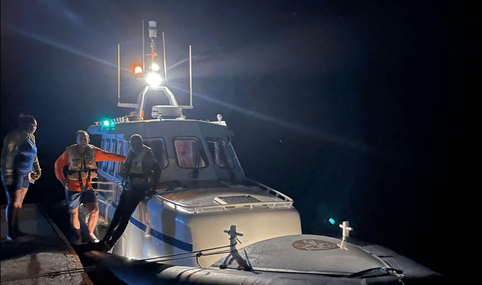 CITRO brengt boot met duikers in veiligheid