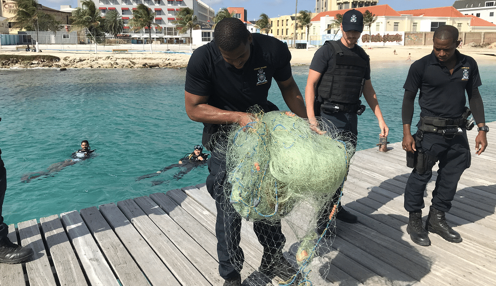 Carmabi verwijdert illegaal kieuwnet bij Marichi en redt zeeschildpad