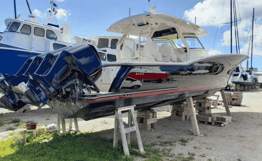 Tenderboot Russische jacht opgeslagen op Sint Maarten