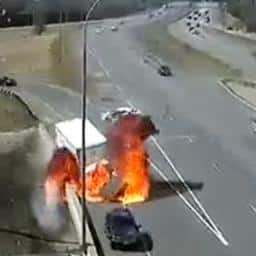 Video | Vrachtwagen gaat in vlammen op na botsing in VS