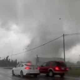 Video | Angstig moment als tornado langs auto raast in Michigan