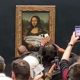 Video | Bezoeker Louvre valt Mona Lisa aan met taart