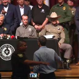 Video | Democraat confronteert gouverneur Texas: ‘Stop dit soort schietpartijen’