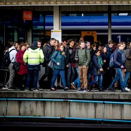 Geen treinen van en naar Leiden wegens politieinzet op Leiden Centraal