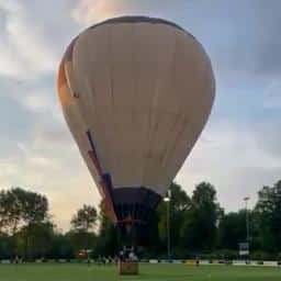 Video | Luchtballon maakt noodlanding op voetbalveld tijdens wedstrijd