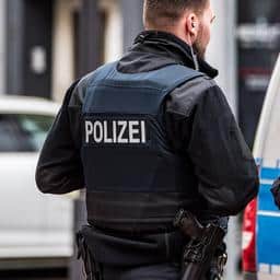 Man met vuurwapen en kruisboog opent vuur op Duitse school