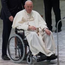 Video | Paus verschijnt in rolstoel: ‘Vergeet niet voor me te bidden’