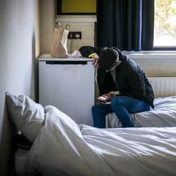 Roosendaal vangt 50 asielzoekers op die in Ter Apel op een stoel moesten slapen