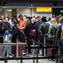 Schiphol ziet reizigers steeds vroeger naar luchthaven komen door problemen