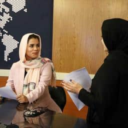 Taliban willen dat alle vrouwen op Afghaanse televisie hun gezicht bedekken