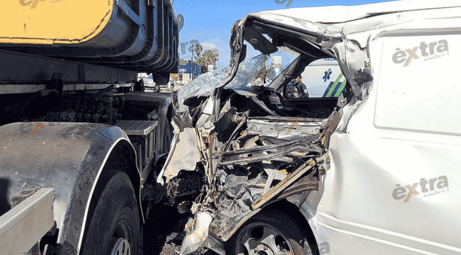 Brandweer bevrijdt bestuurder na botsing met vrachtwagen