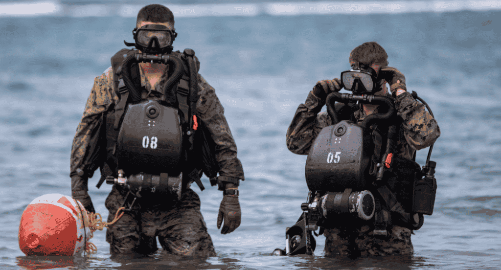 Amerikaanse mariniers oefenen duikvaardigheden op Aruba