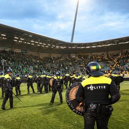 Acht agenten gewond geraakt bij supportersrellen in ADO Den Haag-stadion